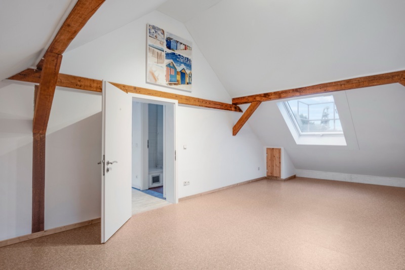 Ausgebauter Dachraum mit Sichtbalken und Dachfenster