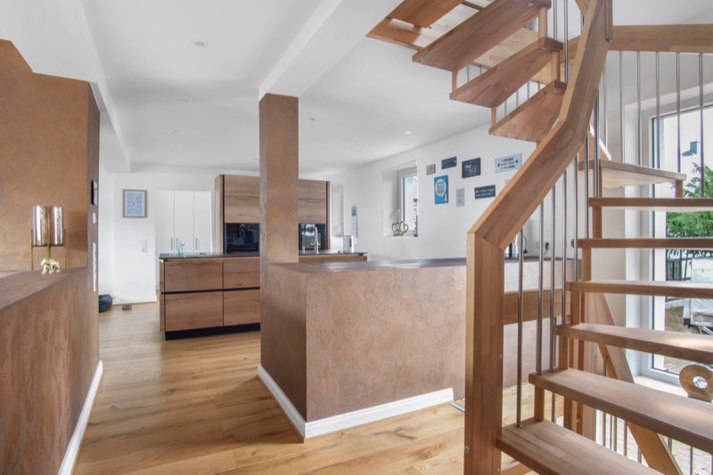 Offener Wohnbereich mit Holztreppe