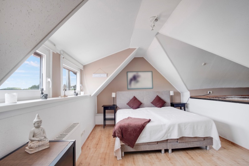 Schlafzimmer unter der Dachschräge