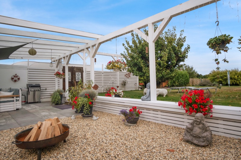 Überdachte Terrasse mit Pergola