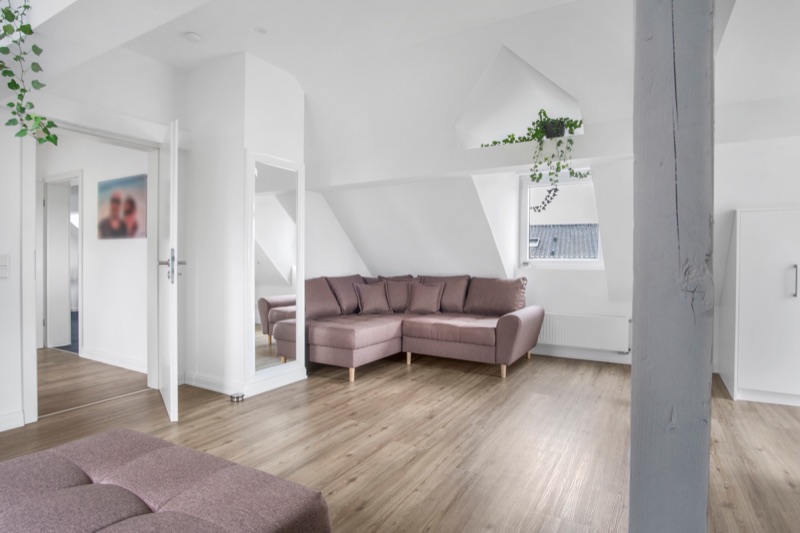 Wohnzimmer mit Sofa und Dachschräge