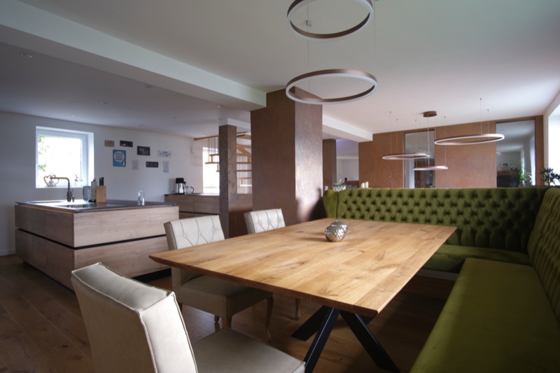 Essbereich mit Holztisch und Sitzbank