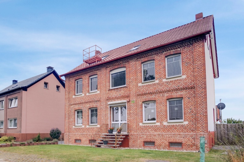 Mehrfamilienhaus mit Klinkersockel