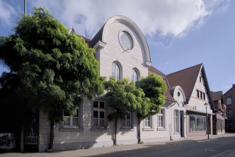 Altbaufassade mit geschwungenem Giebel und Rundfenster
