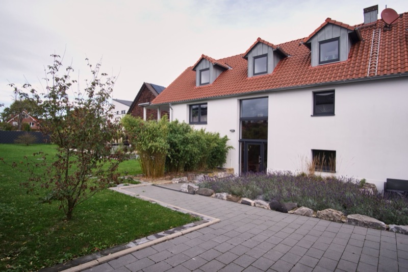 Gartenseite mit Dachgauben und Lavendelbeet